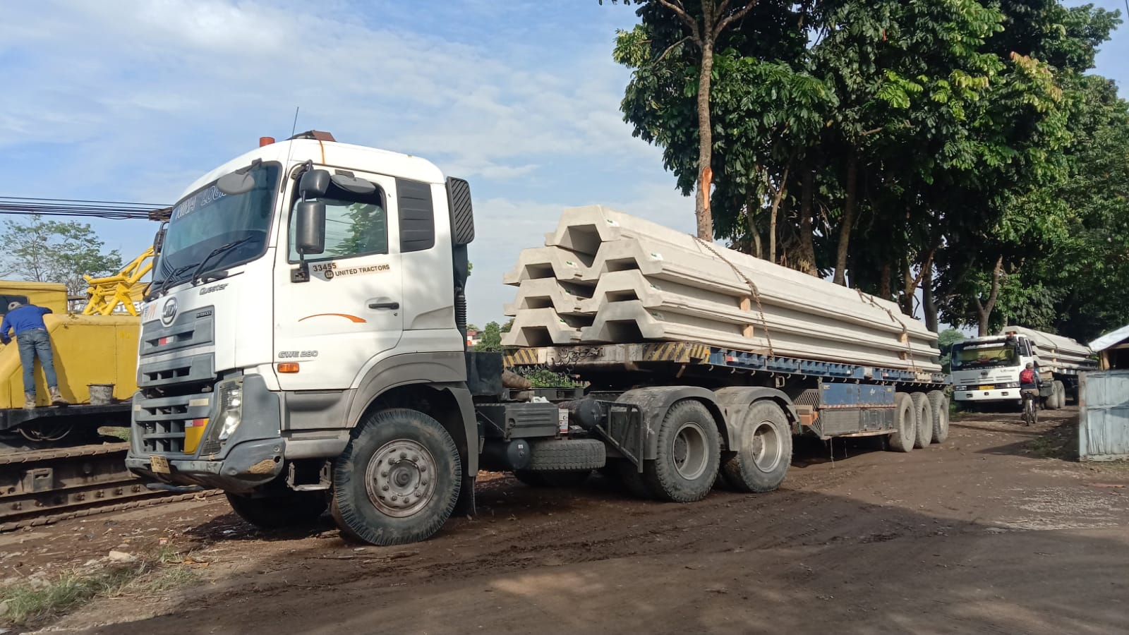 Konstruksi Galaxy Intranusa - Proses pemasangan keramik dan finishing
